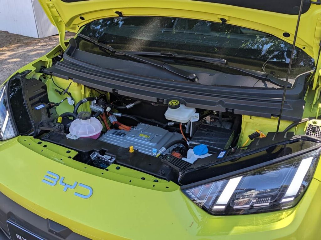 8-in-1 - Kompakter und sparsamer Elektroantrieb an der Vorderachse mit über 500 km elektrischer Reichweite im Stadtbetrieb. Im Motorraum ist kein Frunk verbaut.
