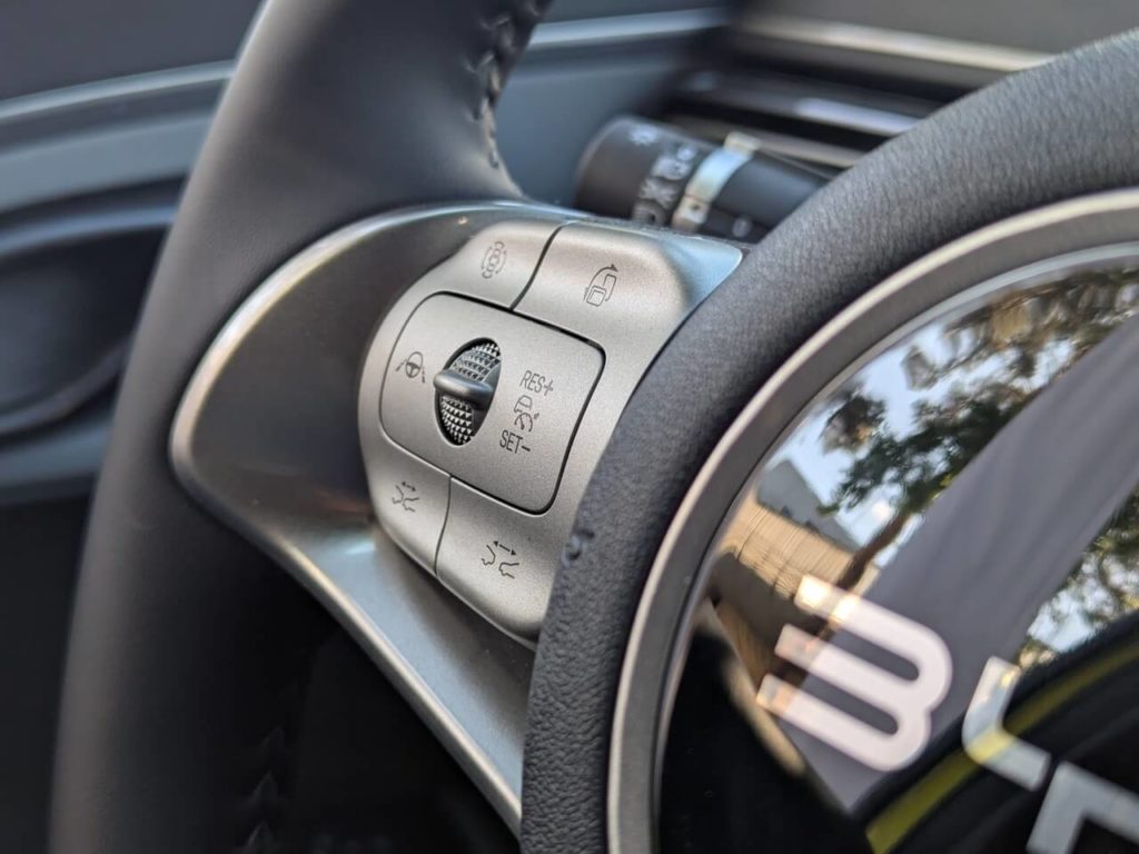 Fahrerassistenzsysteme beim BYD Dolphin Surf werden über Multifunktionstasten am Lenkrad gesteuert.