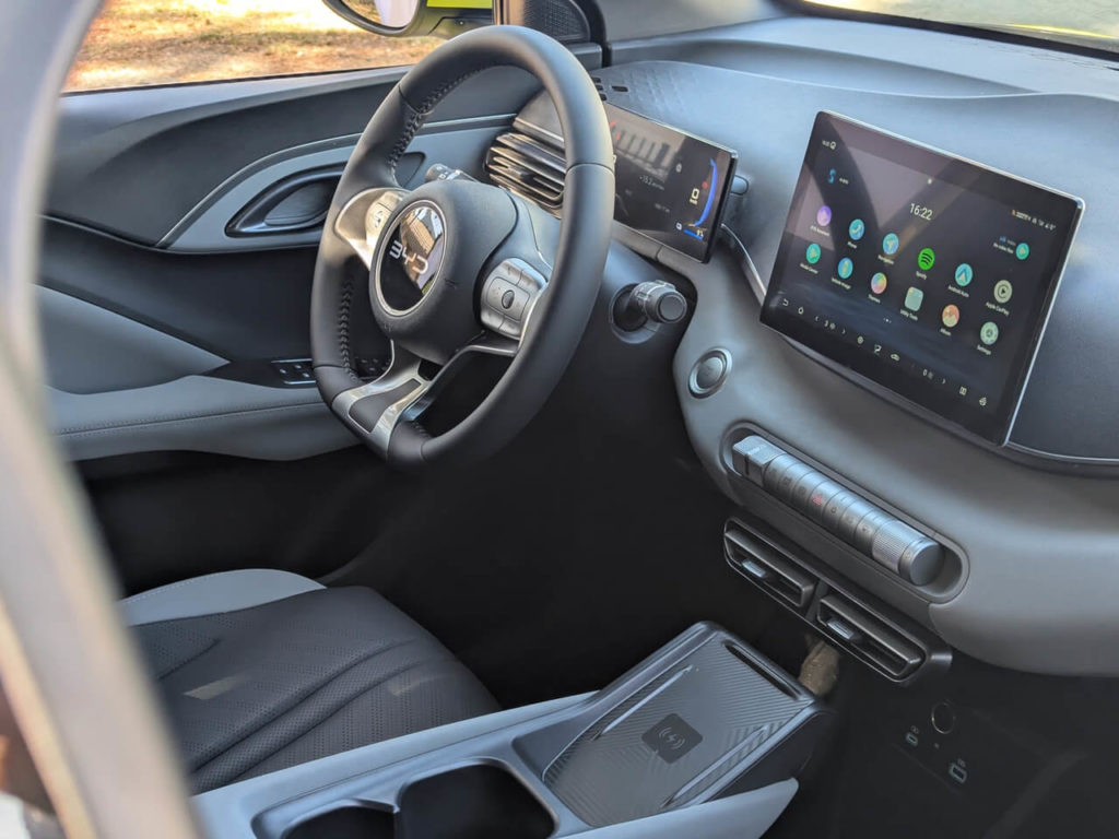 Over-the-air-Updatefähig (OTA) und mit Digital-Cockpit mit modernem Infotainmentsystem (10,1 Zoll Touchscreen) und kabelloser Smartphone-Integration über Android Auto und Apple Car-Play.