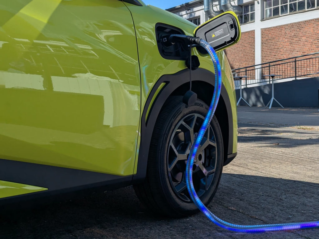 V2L-fähig: Der BYD Dolphin Surf kann ähnlich wie eine Powerbank Strom über die serienmäßige Vehicle-to-Load-Funktion elektrische Geräte mit Strom aus der Antriebsbatterie versorgen.
