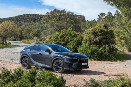 Allradantrieb: Lexus RX500h mit Allradlenkung: Hohe Traktion, kleiner Wendekreis und gutes Kurvenverhalten.
